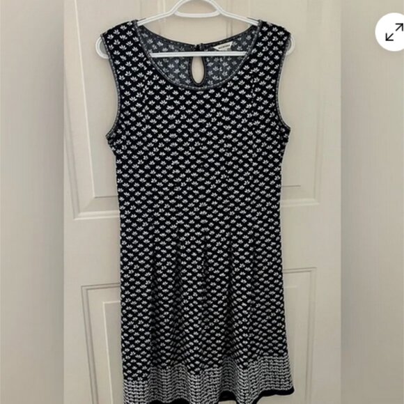 Max Studio Dresses & Skirts - Max Studio Navy and White Floral Print Knit Dress size Large Women's